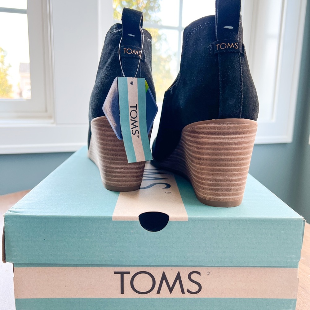 Tom’s Kallie Wedge Bootie in Black Suede Size 11